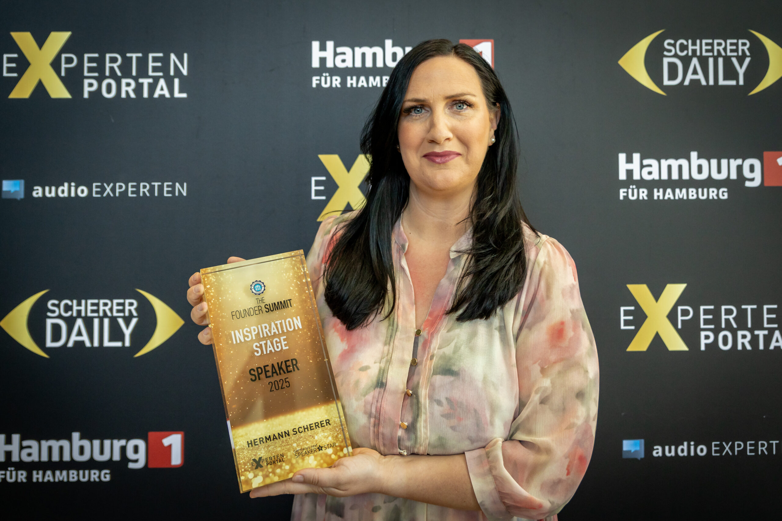 Julia Böttcher erhält Fachjury Award auf dem Founder Summit für innovative Recruiting-Methoden